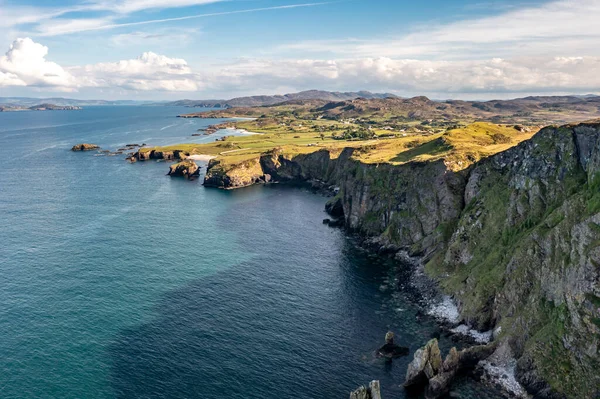 アイルランド共和国ドニゴール州ファナド半島の大ポレット海アーチの空中写真 — ストック写真