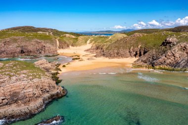 İrlanda 'nın Donegal ilçesindeki Boyeghether Körfezi olarak bilinen Cinayet Deliği plajının hava görüntüsü..