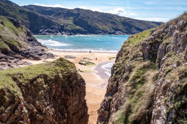 The Murder Hole plajı, resmi adı Boyeeghether Bay County Donegal, İrlanda.