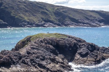 Rough Island ve Murder Hole plajının havadan görüntüsü, resmi adı Boyeeghether Bay, County Donegal, İrlanda.
