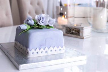 Mavi güllerle süslenmiş güzel meyveli pasta..