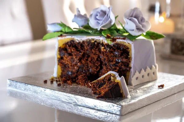 Piękne Ozdobione Ciasto Owocowe Niebieskimi Różami — Zdjęcie stockowe