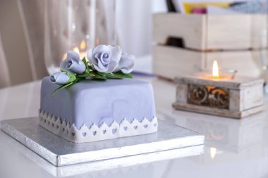 Mavi güllerle süslenmiş güzel meyveli pasta..