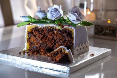 Mavi güllerle süslenmiş güzel meyveli pasta..