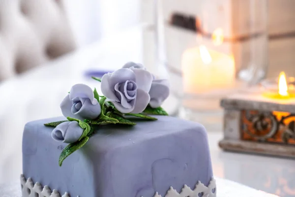 Hermoso Pastel Frutas Decorado Con Rosas Azules —  Fotos de Stock