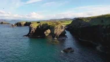 Büyük Pollet Deniz Kemerinin havadan görünüşü, Fanad Yarımadası, County Donegal, İrlanda.