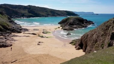 İrlanda 'nın Donegal ilçesindeki Boyeghether Körfezi olarak bilinen Cinayet Deliği plajının hava görüntüsü..