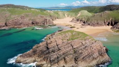 Rough Island ve Murder Hole plajının havadan görüntüsü, resmi adı Boyeeghether Bay, County Donegal, İrlanda.