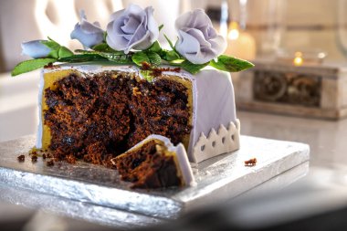 Mavi güllerle süslenmiş güzel meyveli pasta..