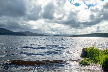 Lough Gill İrlanda 'nın Leitrim ilçesindeki Parkes Kalesi' nden görüldü.,