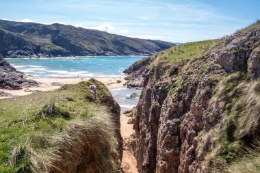 The Murder Hole plajı, resmi adı Boyeeghether Bay County Donegal, İrlanda.