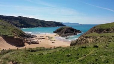 İrlanda 'nın Donegal ilçesindeki Boyeghether Körfezi olarak bilinen Cinayet Deliği plajının hava görüntüsü..