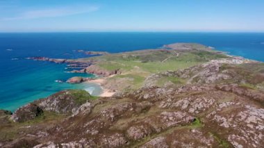 İrlanda 'nın Donegal ilçesindeki Boyeghether Körfezi olarak bilinen Cinayet Deliği plajının hava görüntüsü..