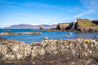 Büyük Pollet Deniz Kemerinin yanındaki sahil, Fanad Yarımadası, County Donegal, İrlanda.