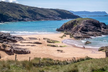The Murder Hole plajı, resmi adı Boyeeghether Bay County Donegal, İrlanda.
