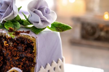 Mavi güllerle süslenmiş güzel meyveli pasta..