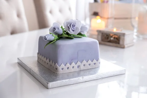 Prachtig Versierde Fruitcake Met Blauwe Rozen — Stockfoto
