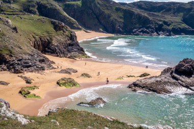 The Murder Hole plajı, resmi adı Boyeeghether Bay County Donegal, İrlanda.
