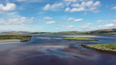 Donegal, İrlanda 'daki Lettermacaward' ın Gweebarra Körfezi..