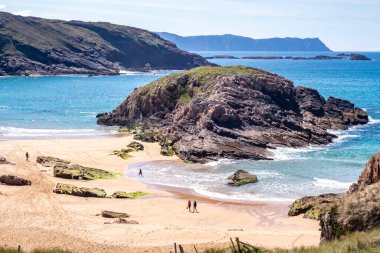 The Murder Hole plajı, resmi adı Boyeeghether Bay County Donegal, İrlanda.