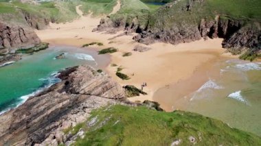 İrlanda 'nın Donegal ilçesindeki Boyeghether Körfezi olarak bilinen Cinayet Deliği plajının hava görüntüsü..