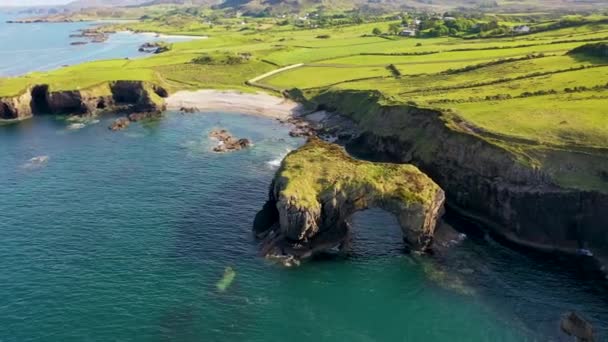 アイルランド共和国ドニゴール州ファナド半島の大ポレット海アーチの空中写真 — ストック動画