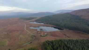 Muntermellan, Lough Doo ve Lough Smulland 'daki Gweebaraa bölgesinin hava görüntüsü - iletişim anteni.