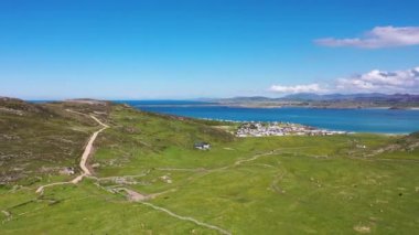 Büyük Pollet Deniz Kemerinin yeni yolu, Fanad Yarımadası, County Donegal, İrlanda.