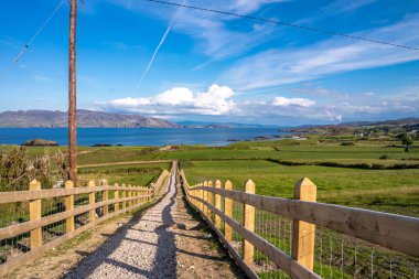 Büyük Pollet Deniz Kemerinin yeni yolu, Fanad Yarımadası, County Donegal, İrlanda.