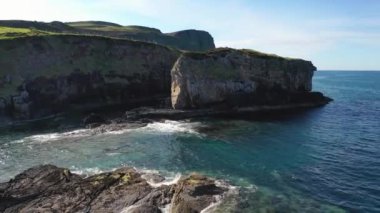 Büyük Pollet Deniz Kemerinin havadan görünüşü, Fanad Yarımadası, County Donegal, İrlanda.