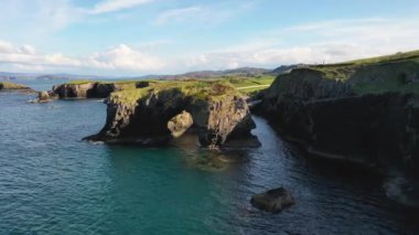 Büyük Pollet Deniz Kemerinin havadan görünüşü, Fanad Yarımadası, County Donegal, İrlanda.