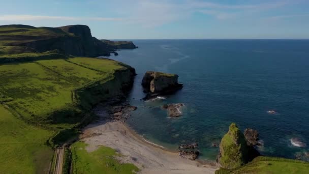 アイルランド共和国ドニゴール州ファナド半島の大ポレット海アーチの空中写真 — ストック動画