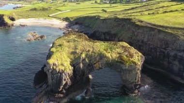 Büyük Pollet Deniz Kemerinin havadan görünüşü, Fanad Yarımadası, County Donegal, İrlanda.