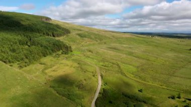 Ardara ve Killybegs arasındaki yolun İrlanda Cumhuriyeti Donegal 'deki hava görüntüsü.