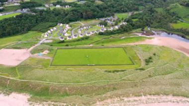 Killybegs, İrlanda 'nın Killybegs ilçesinin Fintra sahilindeki GAA sahası..