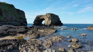 Büyük Pollet Deniz Kemerinin havadan görünüşü, Fanad Yarımadası, County Donegal, İrlanda.