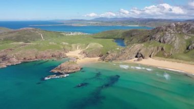 İrlanda 'nın Donegal ilçesindeki Boyeghether Körfezi olarak bilinen Cinayet Deliği plajının hava görüntüsü..