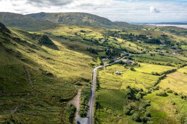 Ardara ve Killybegs arasındaki yolun İrlanda Cumhuriyeti Donegal 'deki hava görüntüsü.