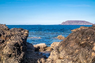 Büyük Pollet Deniz Kemerinin yanındaki sahil, Fanad Yarımadası, County Donegal, İrlanda.