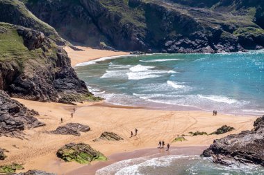 The Murder Hole plajı, resmi adı Boyeeghether Bay County Donegal, İrlanda.