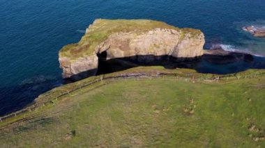 Büyük Pollet Deniz Kemerinin havadan görünüşü, Fanad Yarımadası, County Donegal, İrlanda.