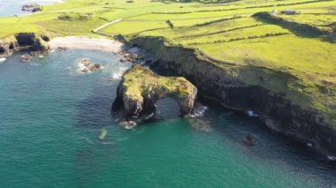 Büyük Pollet Deniz Kemerinin havadan görünüşü, Fanad Yarımadası, County Donegal, İrlanda.