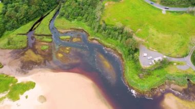 Fintra sahilindeki Fintragh nehrinin ağzının havası Killybegs, County Donegal, İrlanda.