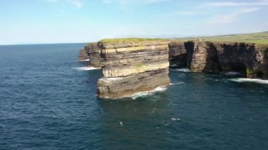 Downpatrick 'teki Dun Briste deniz değneğinin havadan görünüşü, İlçe Mayo - İrlanda Cumhuriyeti.