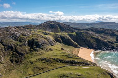 İrlanda 'nın Donegal ilçesindeki Boyeghether Körfezi olarak bilinen Cinayet Deliği plajının hava görüntüsü..