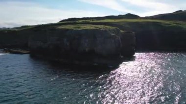 Büyük Pollet Deniz Kemerinin havadan görünüşü, Fanad Yarımadası, County Donegal, İrlanda.