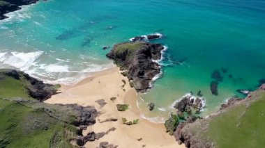 İrlanda 'nın Donegal ilçesindeki Boyeghether Körfezi olarak bilinen Cinayet Deliği plajının hava görüntüsü..
