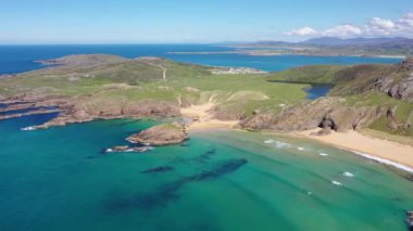İrlanda 'nın Donegal ilçesindeki Boyeghether Körfezi olarak bilinen Cinayet Deliği plajının hava görüntüsü..
