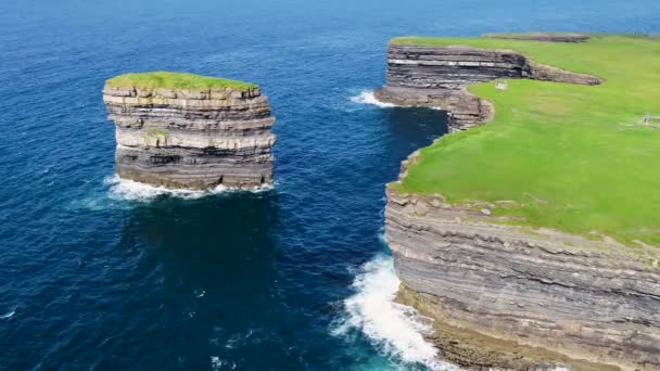 Aerial View Dun Briste Sea Stick Downpatrick Head County Mayo — Wideo stockowe