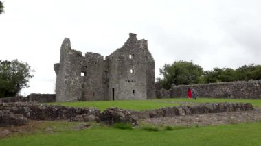 BLANEY, ENNISKILLEN, COUNTY FERMANAGH, NORTHERN IRELAND - 20 HAZİRAN 2022: Lisa McHugh Tully Castle 'da yeni klibini çekiyor.